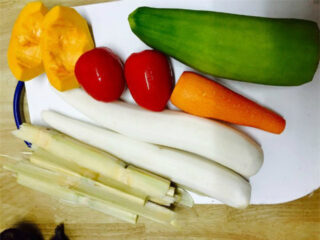 cach-lam-nuoc-lau-hai-san-hoa-qua-2